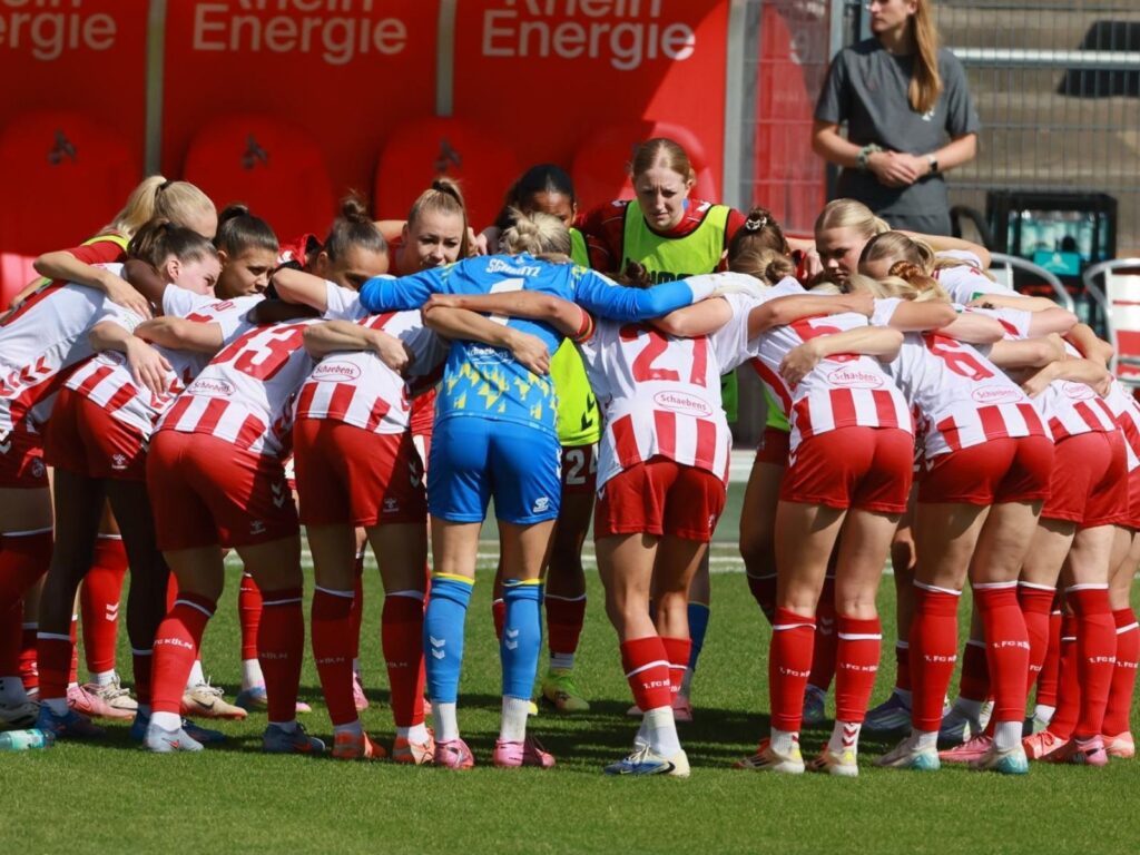 Die Spielerinnen des 1. FC Köln vor dem Duell gegen Leipzig
