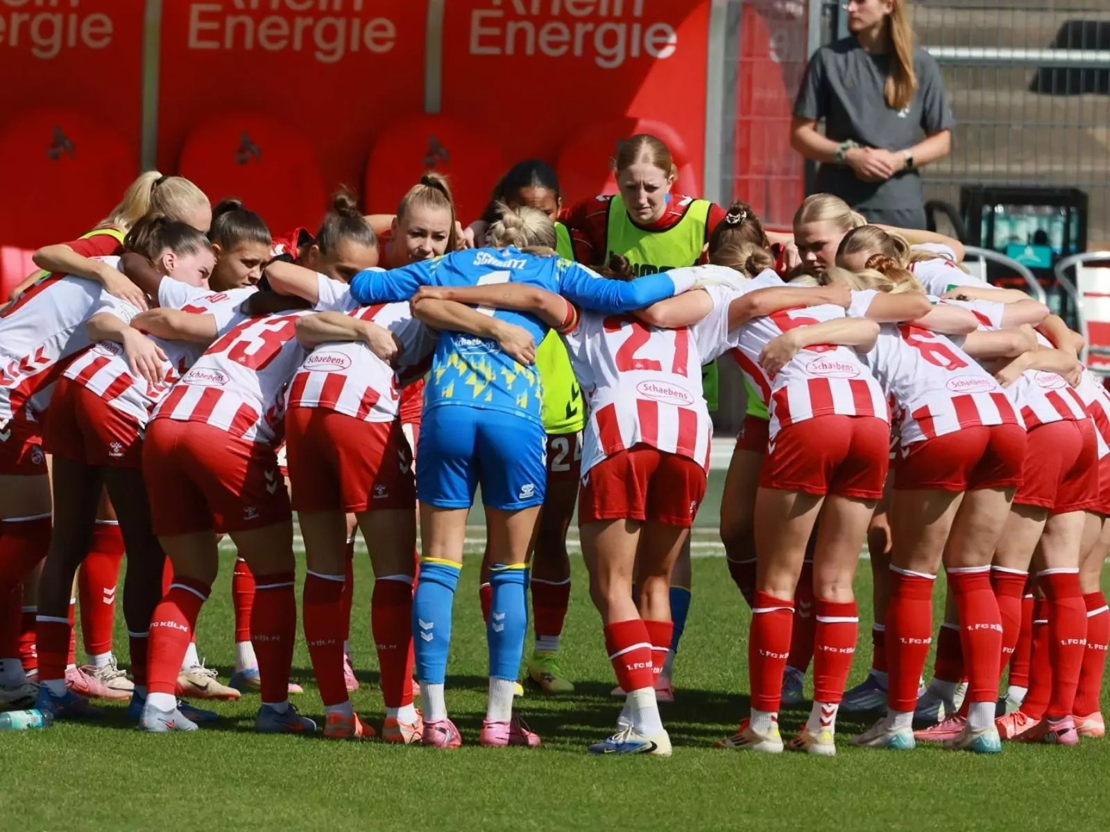 Die Spielerinnen des 1. FC Köln vor dem Duell gegen Leipzig