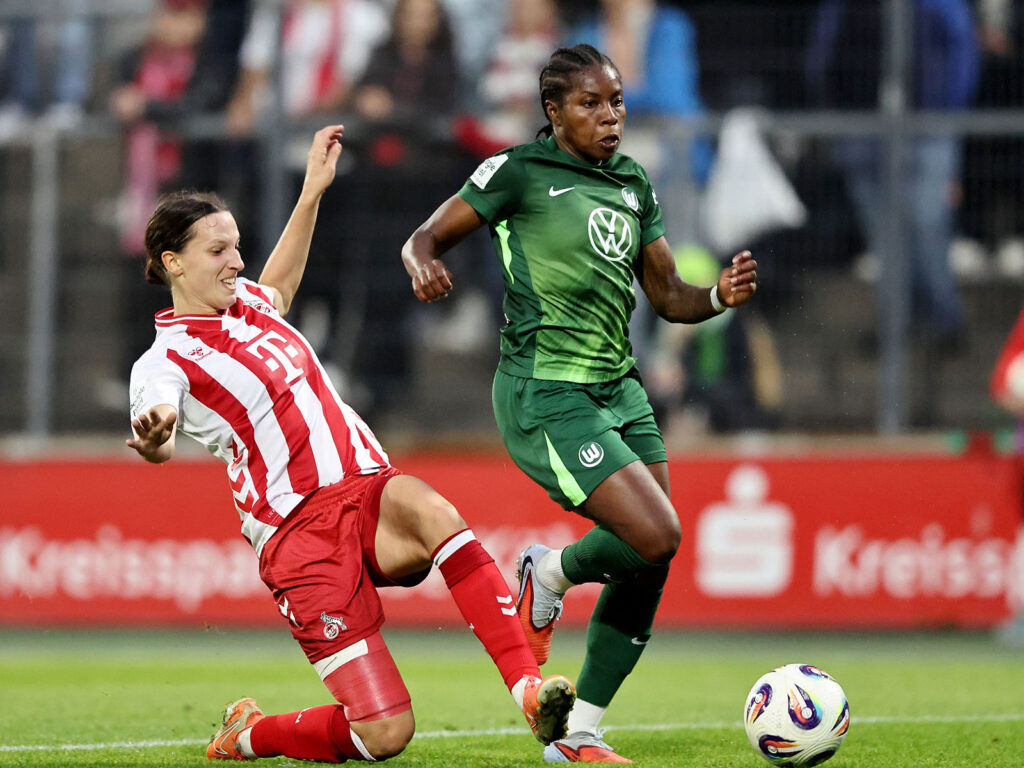 Sara Agrež im Zweikampf beim Spiel des 1. FC Köln gegen den VfL Wolfsburg