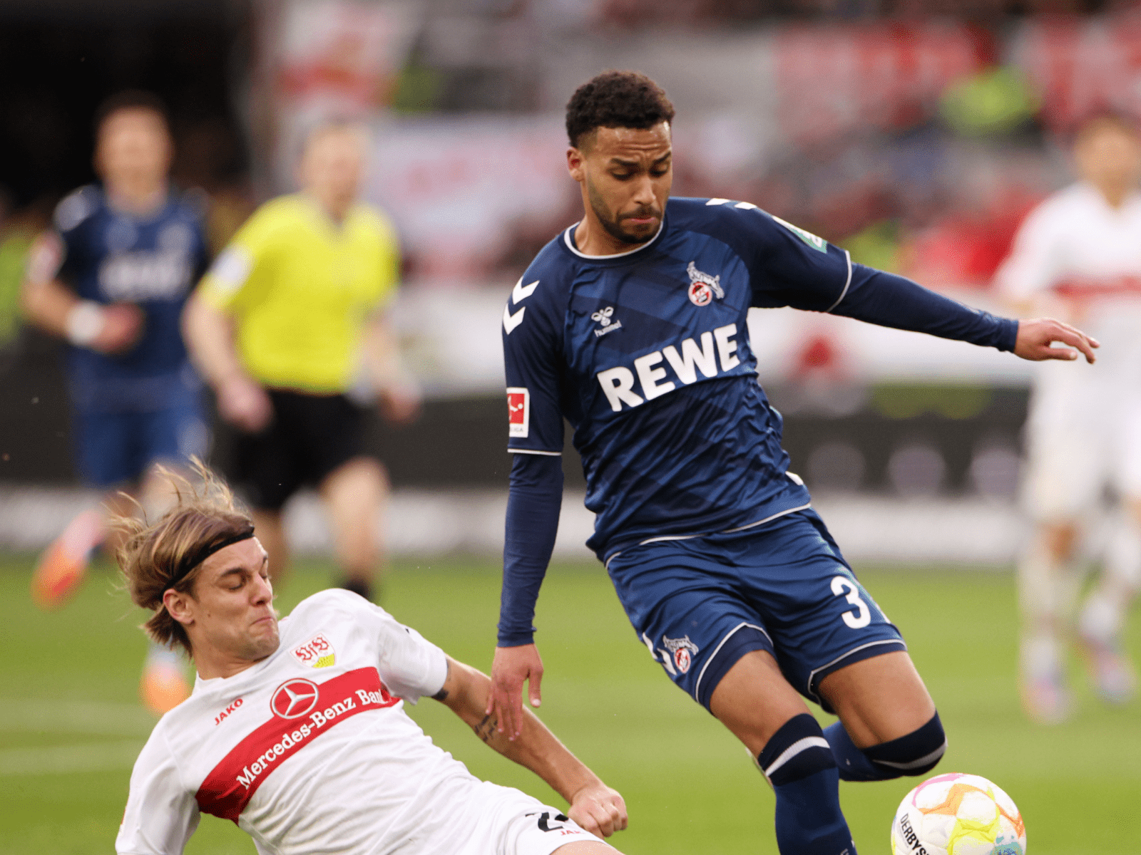 Linton Maina im Duell mit dem VfB Stuttgart