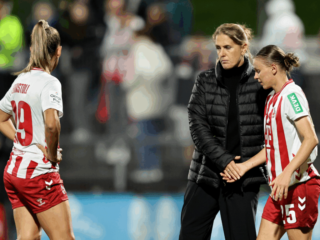 Britta Carlson und Laura Donhauser vom 1. FC Köln nach der Niederlage gegen den VfL Wolfsburg.