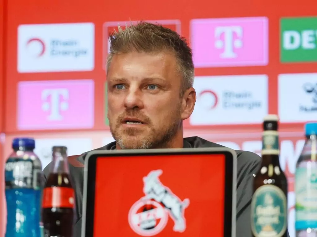 Lukas Kwasniok bei der Pressekonferenz des 1. FC Köln