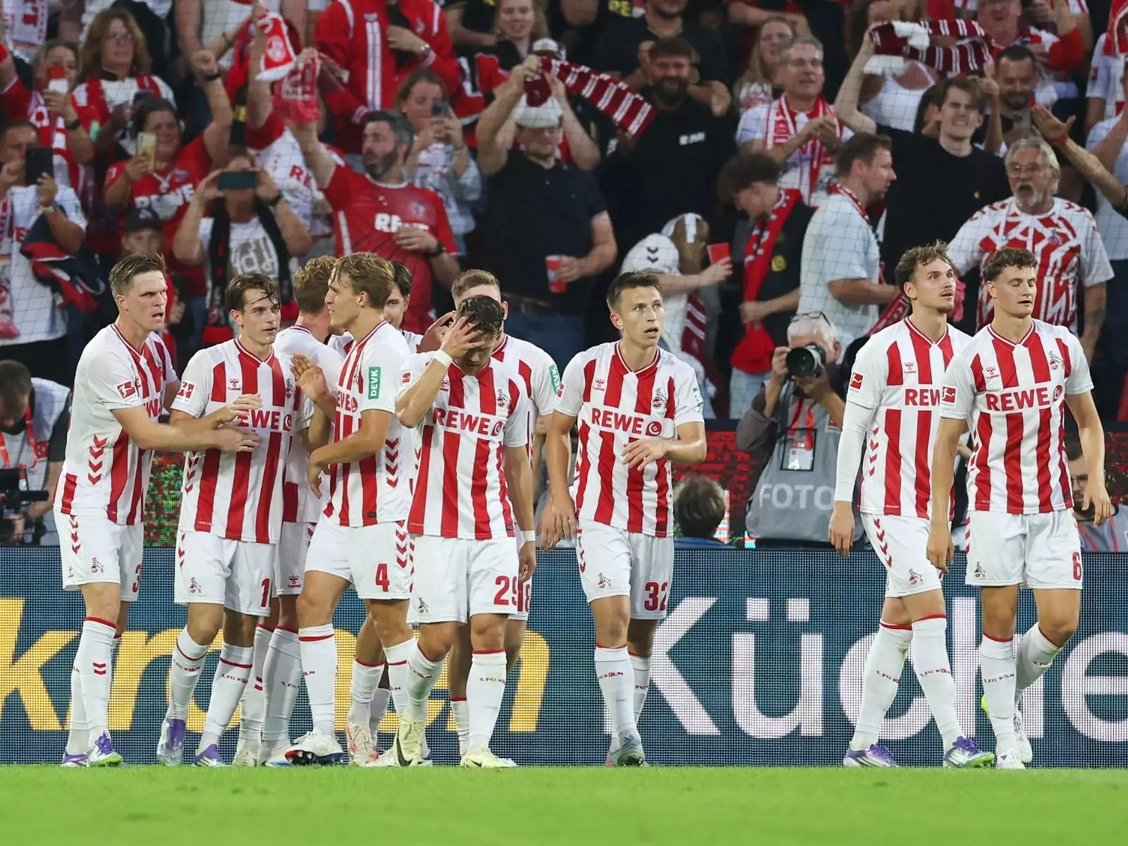 Die Spieler des 1. FC Köln jubeln nach der Kölner Führung