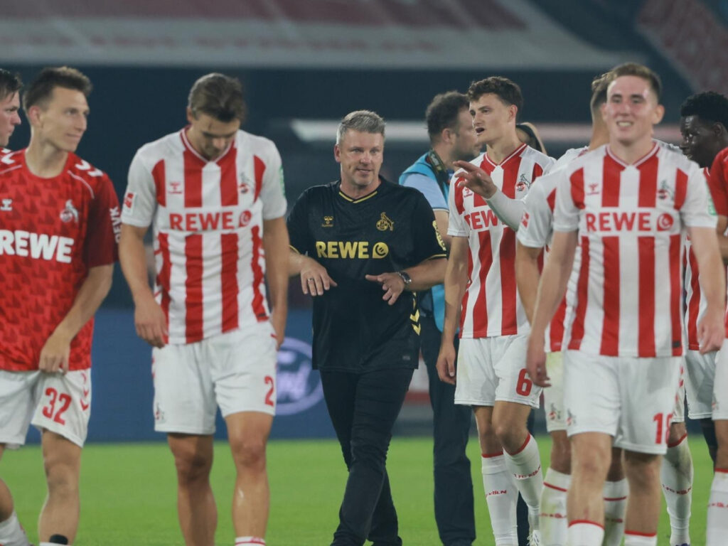 Lukas Kwasniok mit Eric Martel nach dem Sieg gegen Freiburg