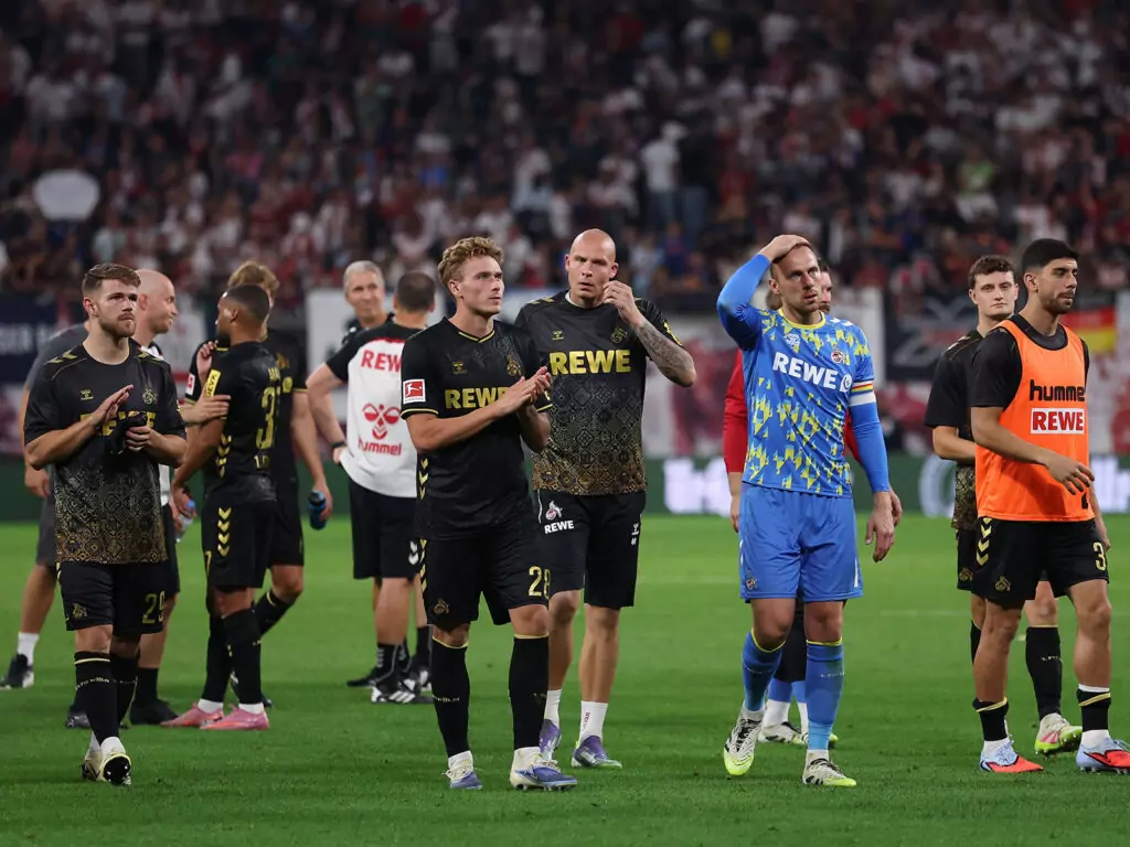 Die Spieler des 1. FC Köln nach der Niederlage in Leipzig 