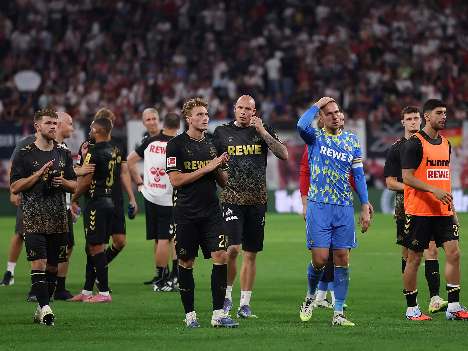 Die Spieler des 1. FC Köln nach der Niederlage in Leipzig