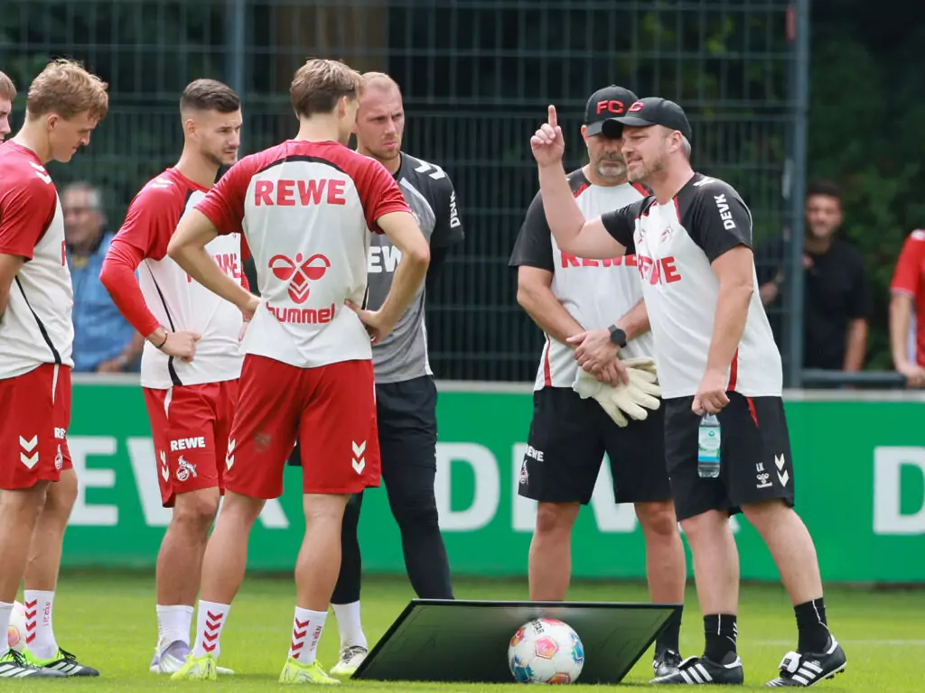 Lukas Kwasniok im Gespräch mit seinen Spielern