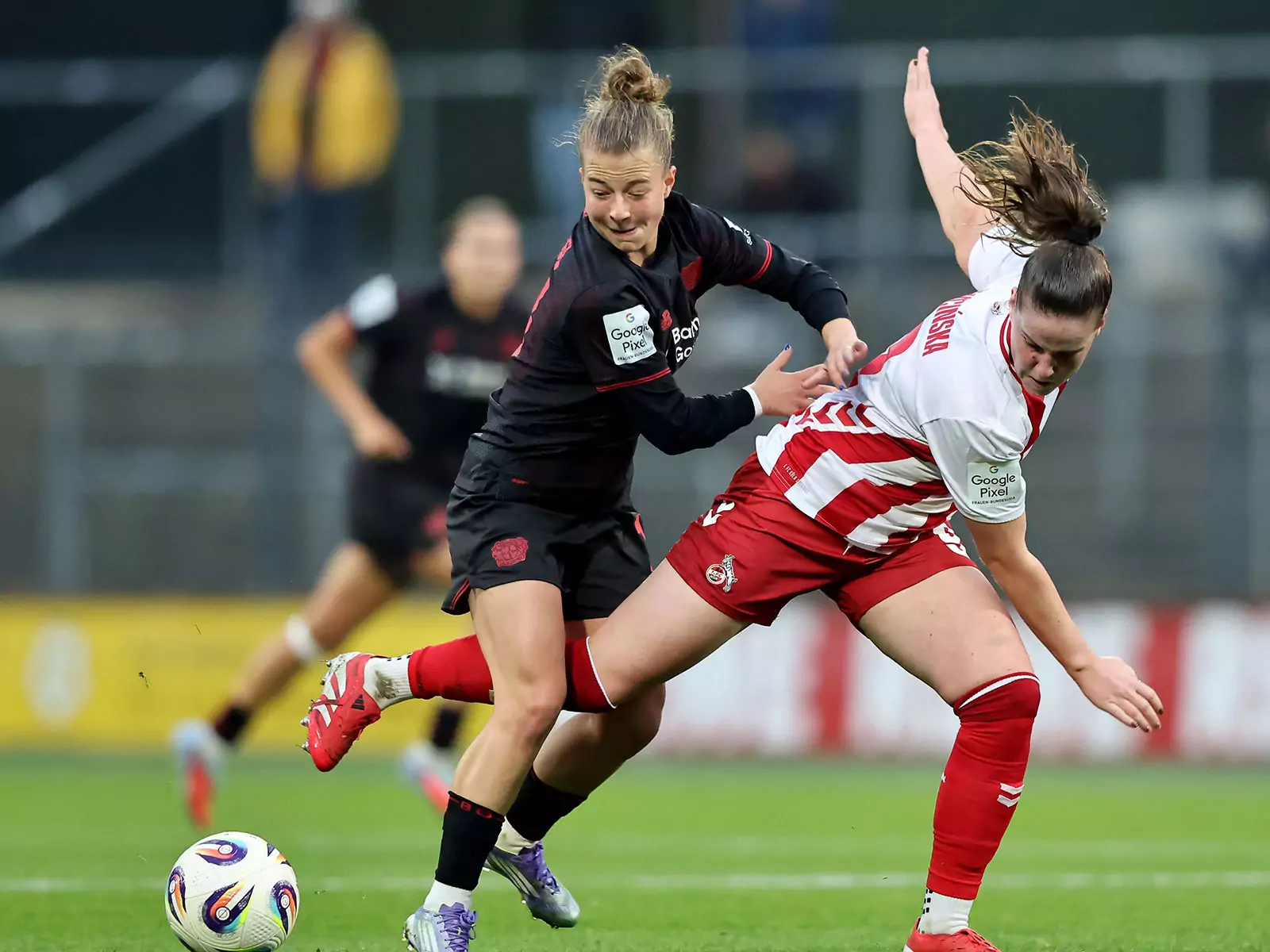 Adriana Achcińska im Zweikampf im Spiel gegen Bayer Leverkusen
