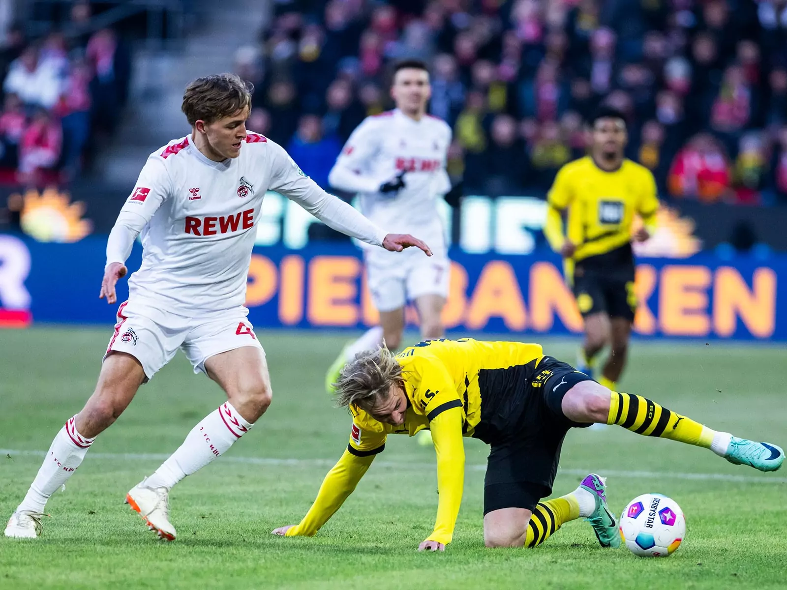 Timo Hübers im Zweikampf mit Julian Brandt