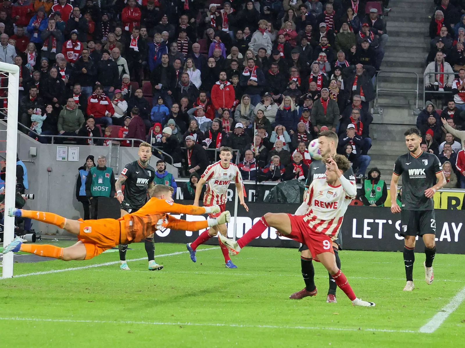 Luca Waldschmidt im Duell gegen den FC Augsburg