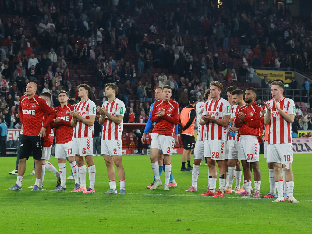 Die Spieler des 1. FC Köln nach der Begegnung gegen Stuttgart