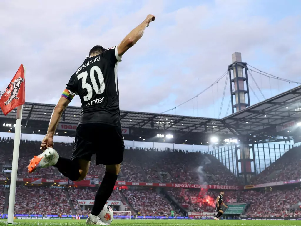 Freiburgs Christian Günter beim Eckball im Spiel in Köln