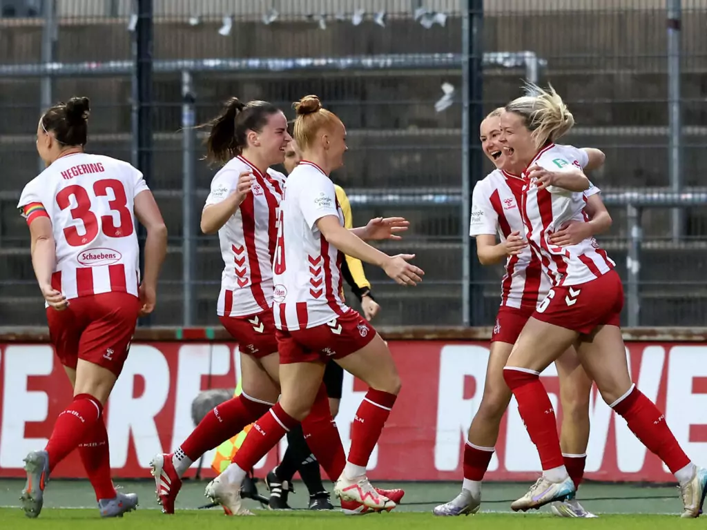 Die Frauen des 1. FC Köln jubeln nach ihrem Sieg