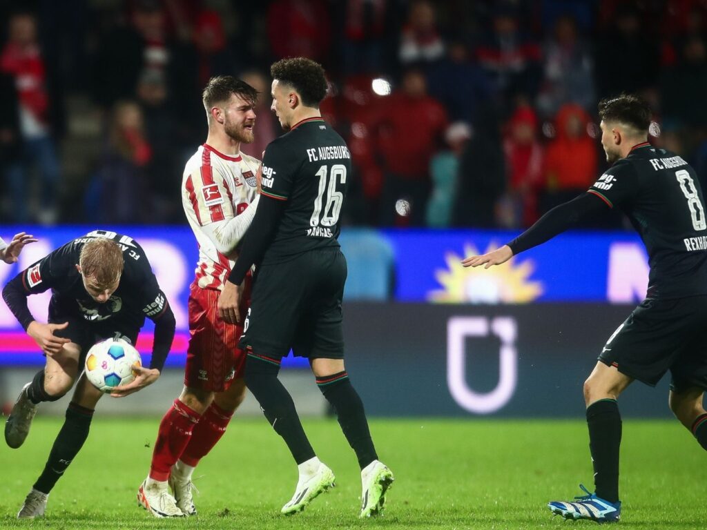 Jan Thielmann im Duell gegen den FC Augsburg