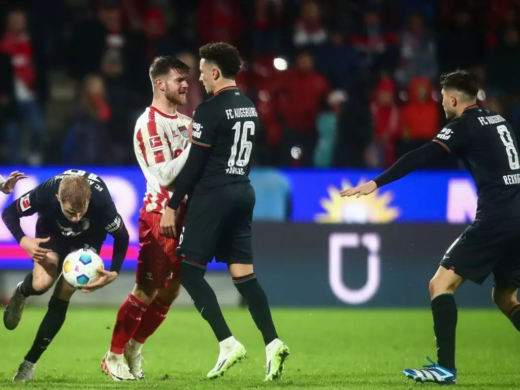 Jan Thielmann im Duell gegen den FC Augsburg