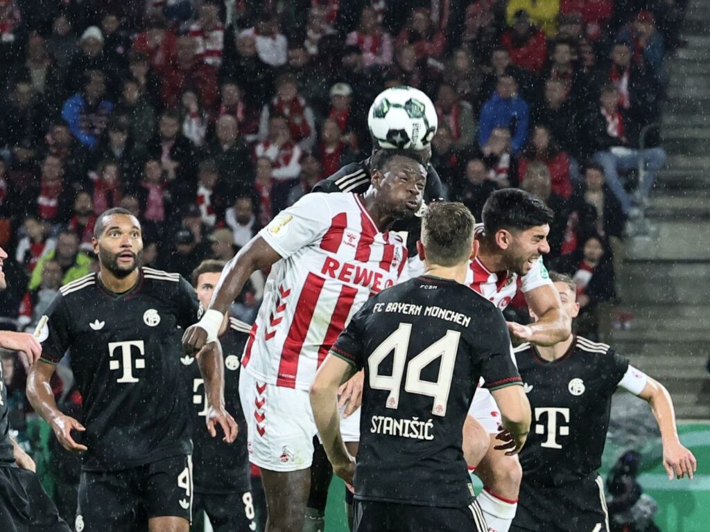 Ragnar Ache im Kopfball-Duell im Spiel gegen den FC Bayern München