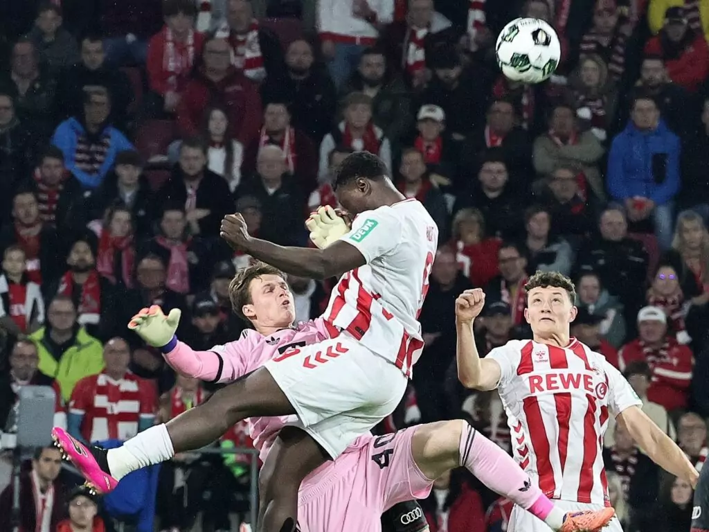 Ragnar Ache, Eric Martel und Jonas Urbig gehen zum Ball