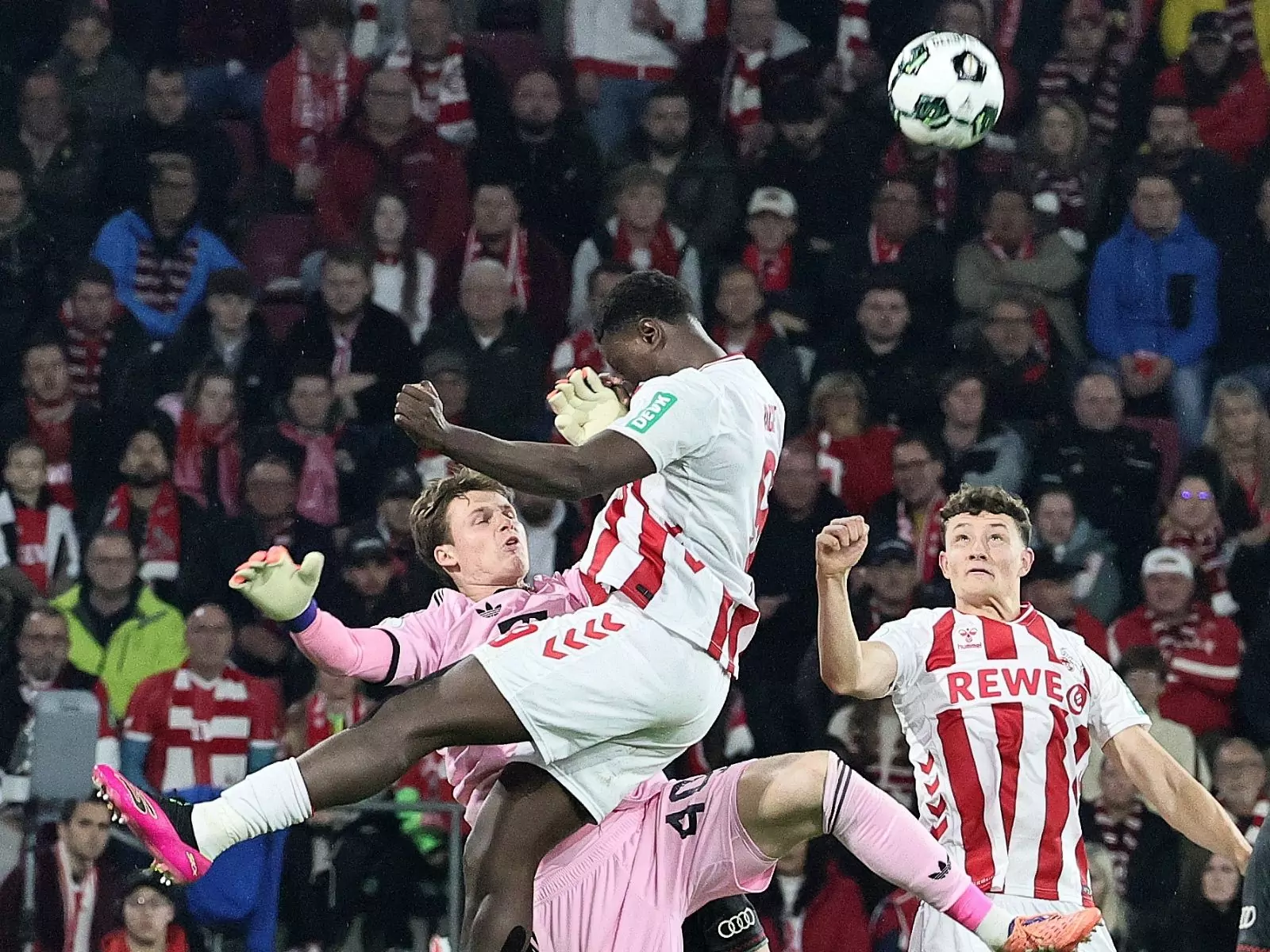 Ragnar Ache, Eric Martel und Jonas Urbig gehen zum Ball