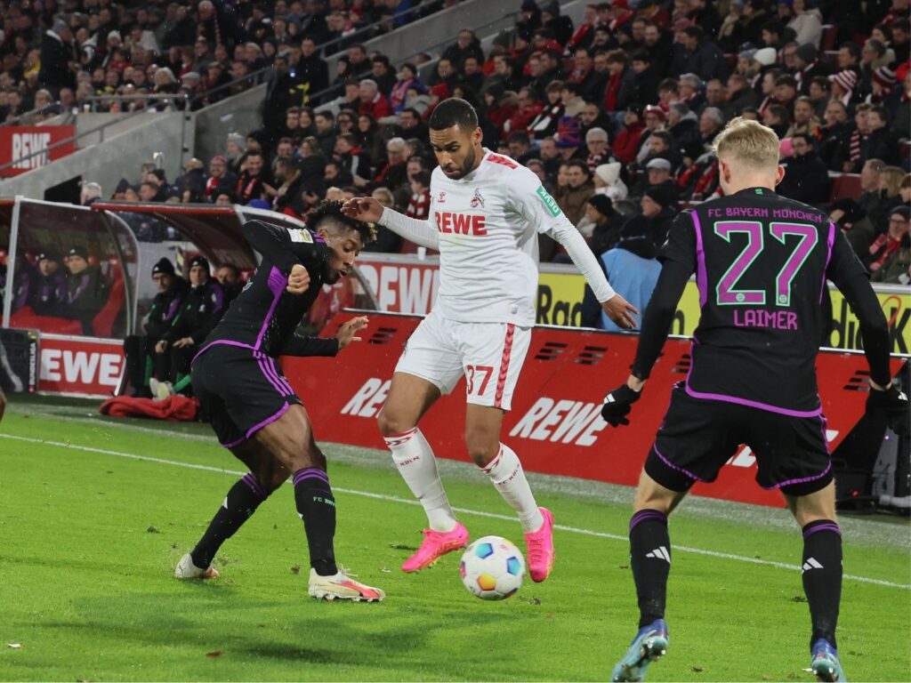 Linton Maina im Duell gegen die Bayern 2023