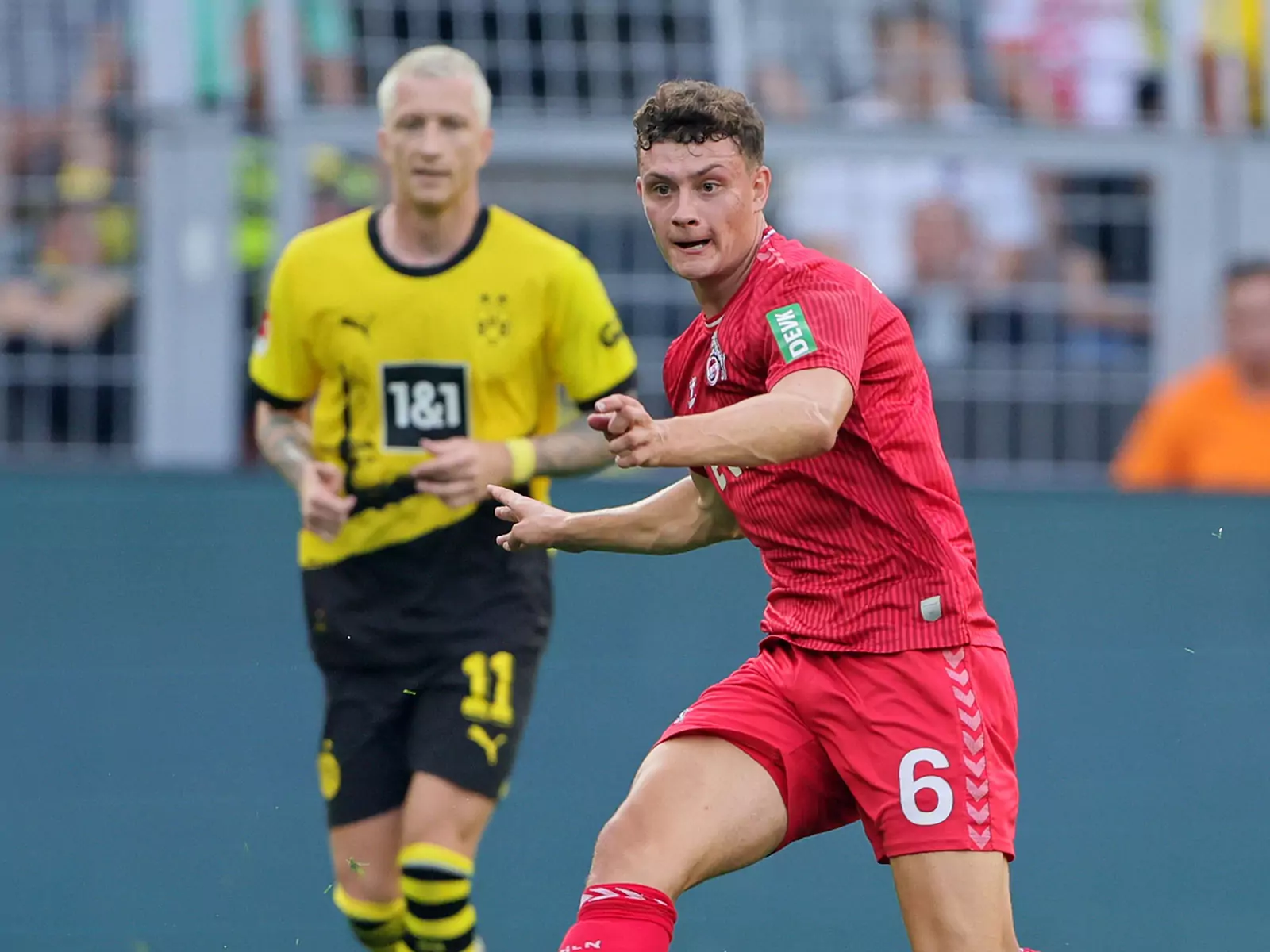 Eric Martel verteidigt gegen den BVB