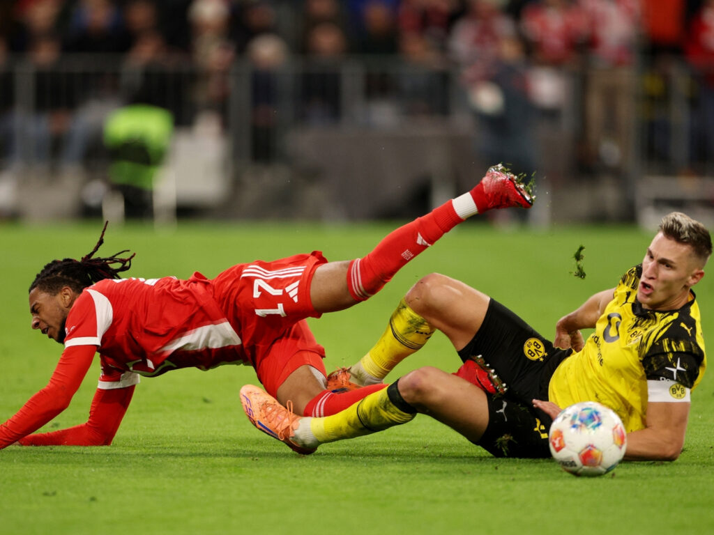 OF Nico Schlotterbeck im Zweikampf mit Michael Olise (Foto: Adam Pretty/Getty Images)