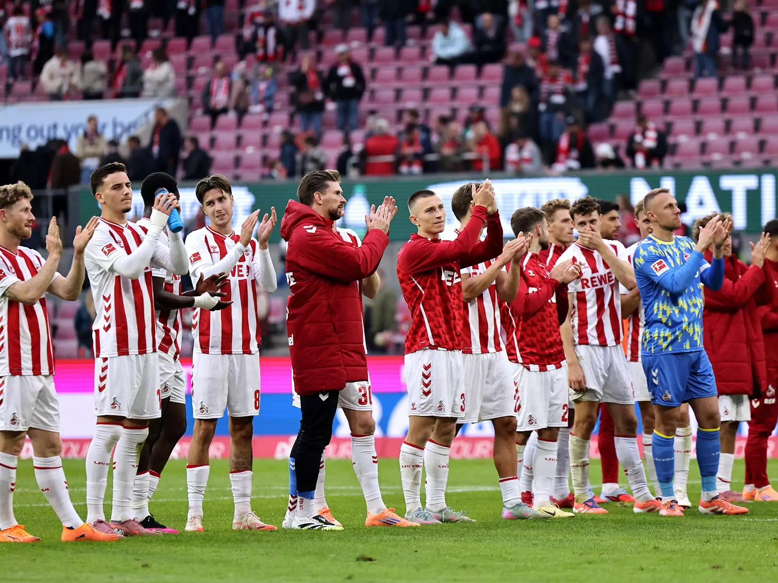 Die Spieler des 1. FC Köln nach dem Remis gegen den FC Augsburg