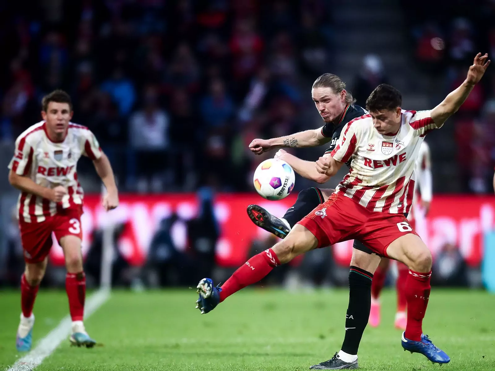 Eric Martel im Duell im Spiel gegen den FC Augsburg