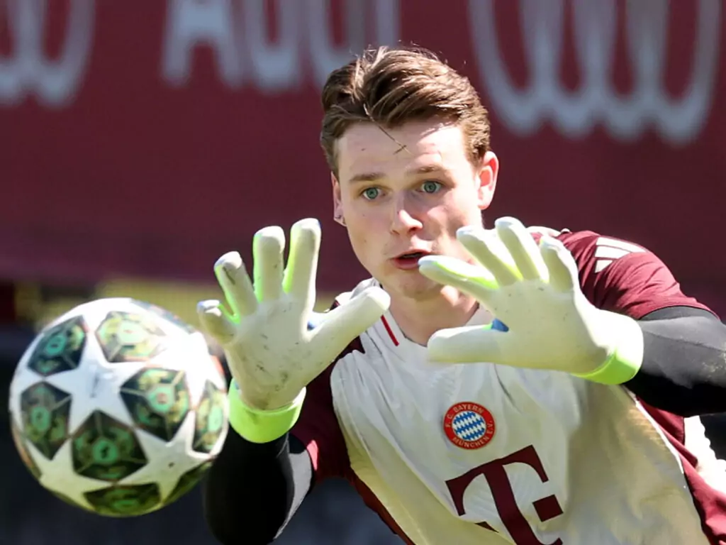 Jonas Urbig trifft nun mit dem FC Bayern München auf den 1. FC Köln