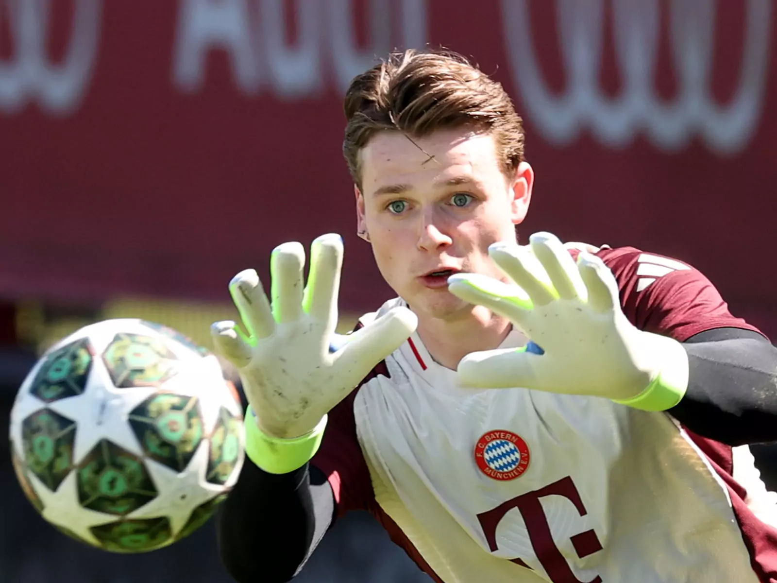 Jonas Urbig trifft nun mit dem FC Bayern München auf den 1. FC Köln