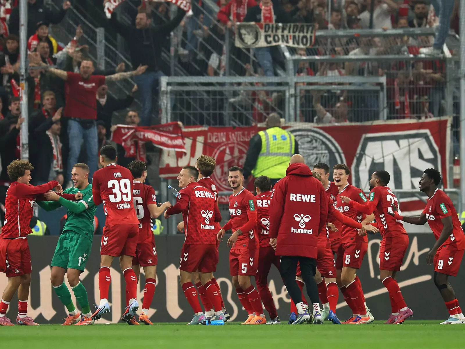 Große Freude nach dem dritten Saisonsieg bei den Spielern des 1. FC Köln