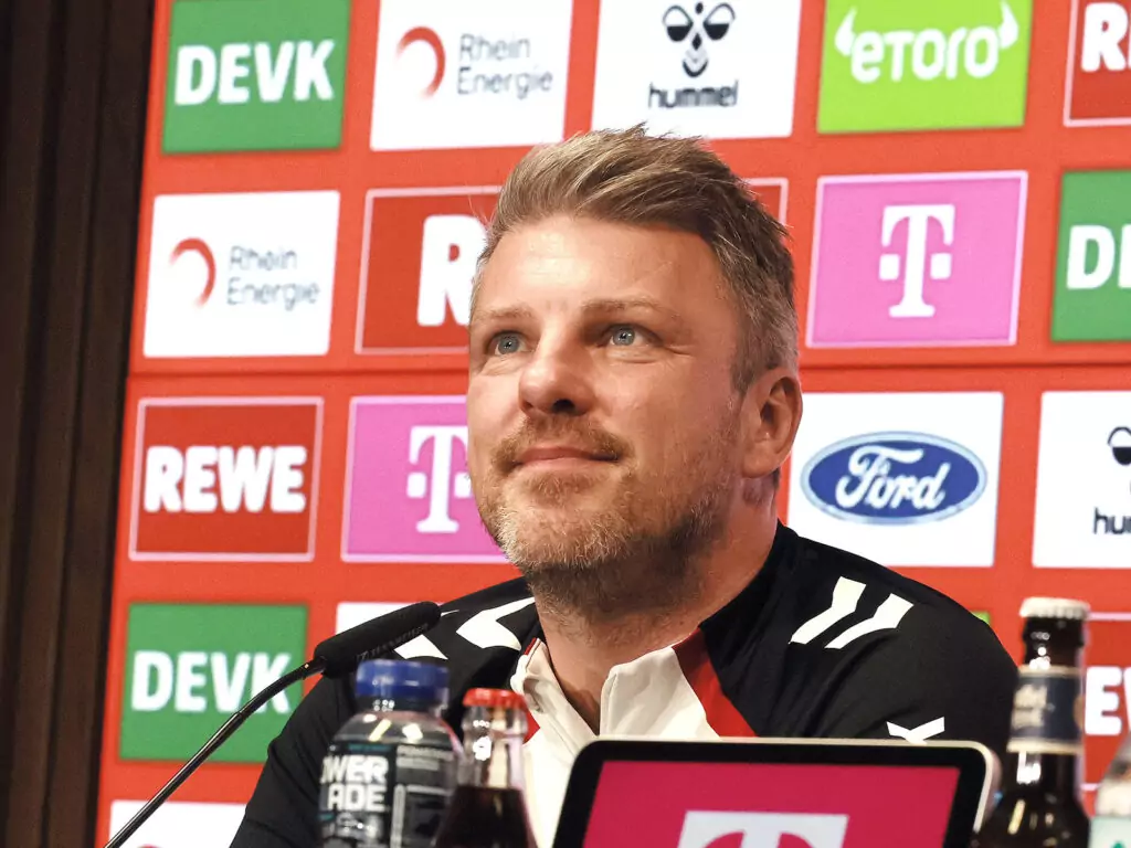 Lukas Kwasniok auf der Pressekonferenz des 1. FC Köln