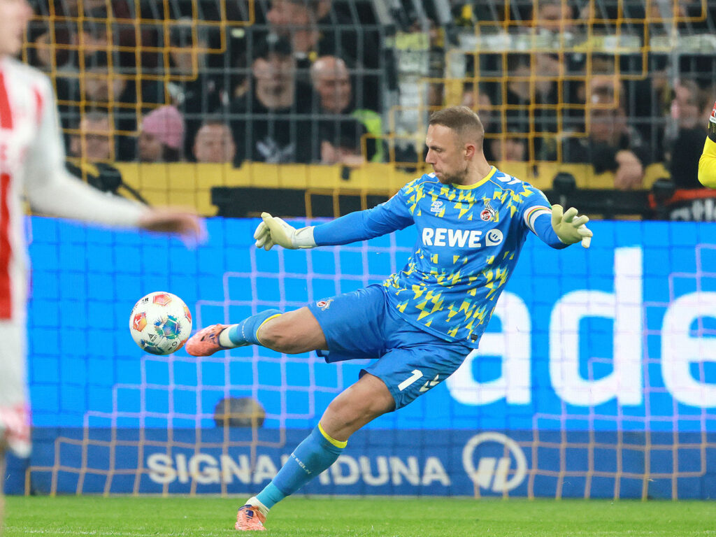 Marvin Schwäbe im Spiel des 1. FC Köln gegen den BVB