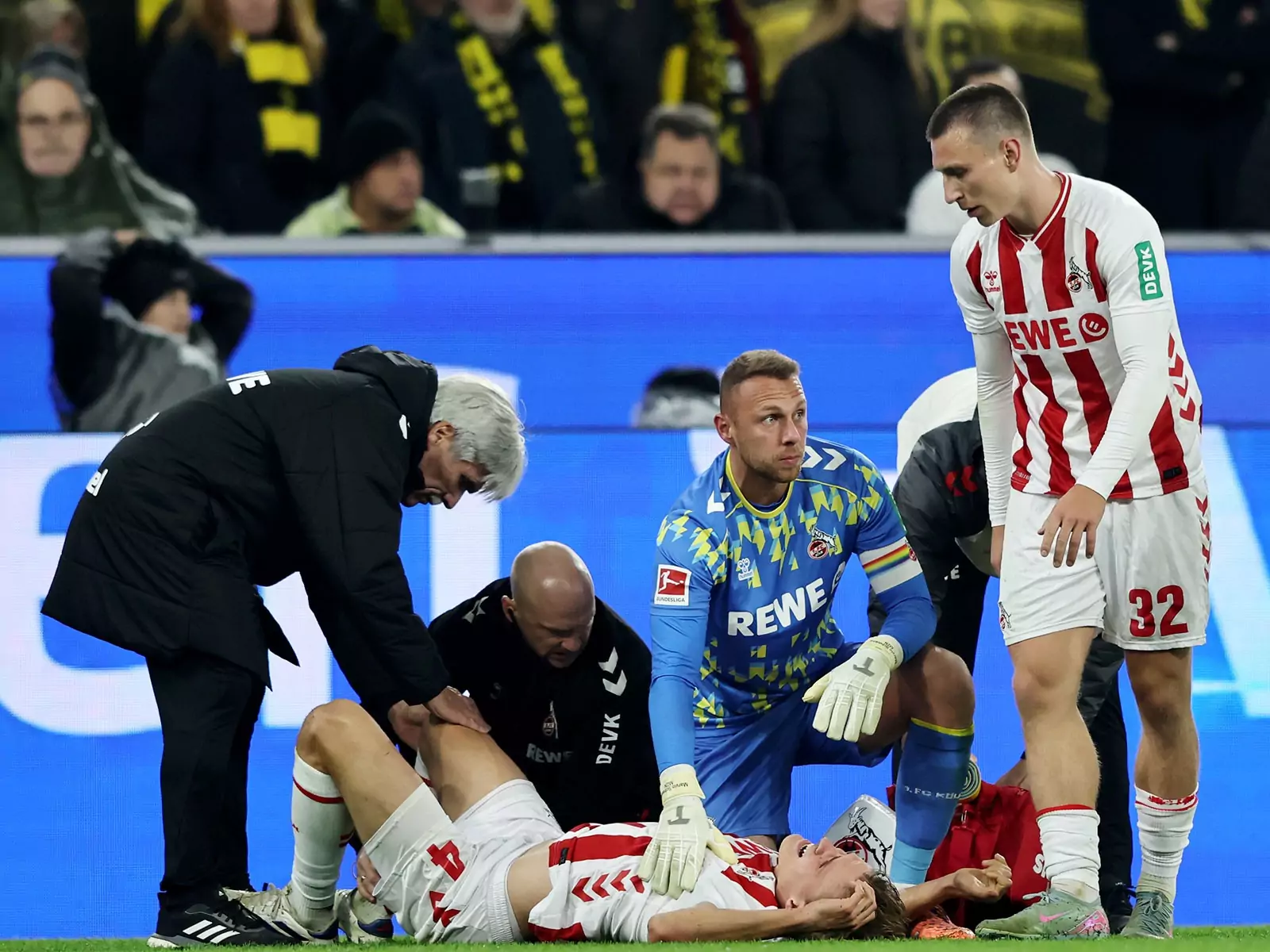 Timo Hübers wird im Duell gegen den BVB behandelt