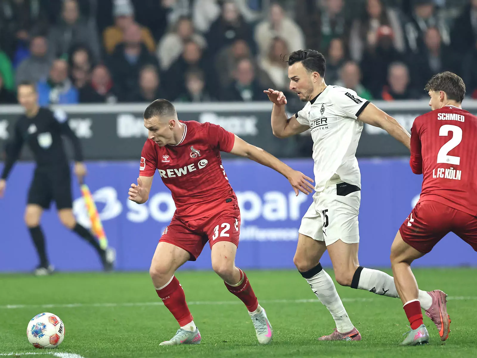 Kristoffer Lund im Duell gegen Borussia Mönchengladbach