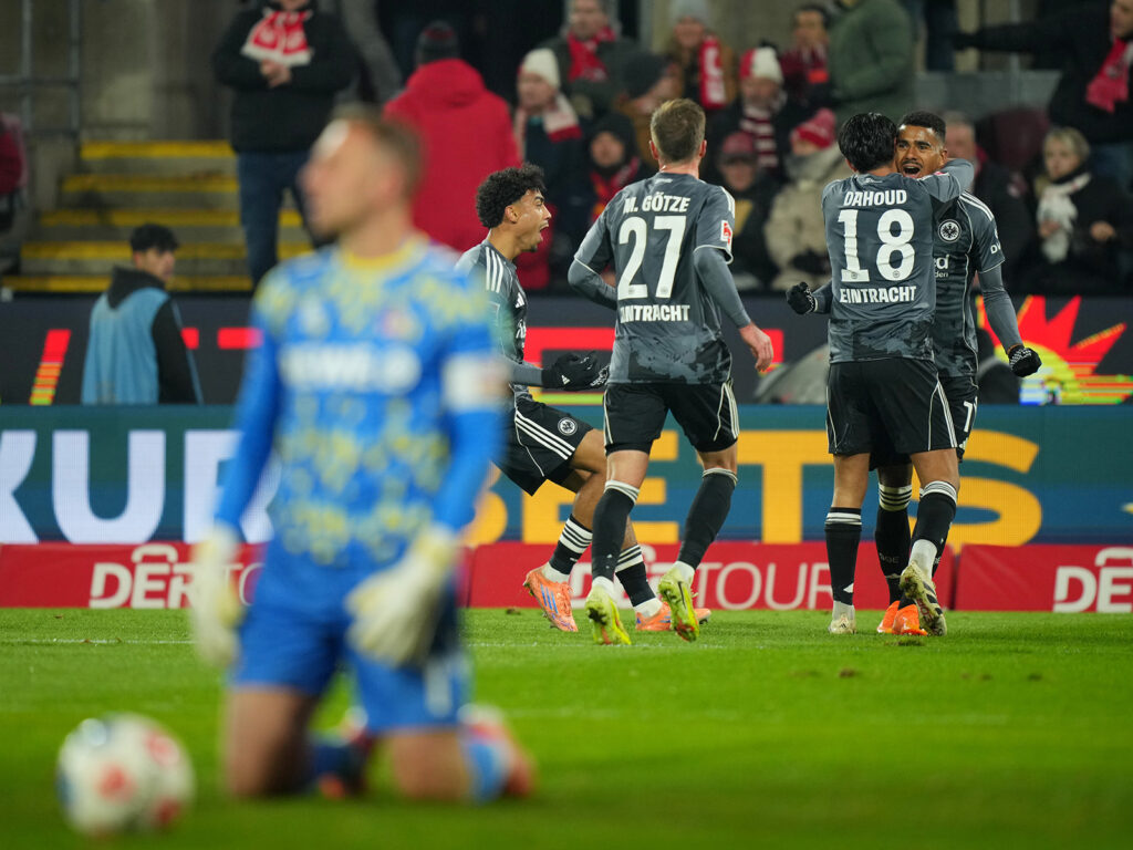 Marvin Schwäbe enttäuscht, während die Spieler von Frankfurt jubeln