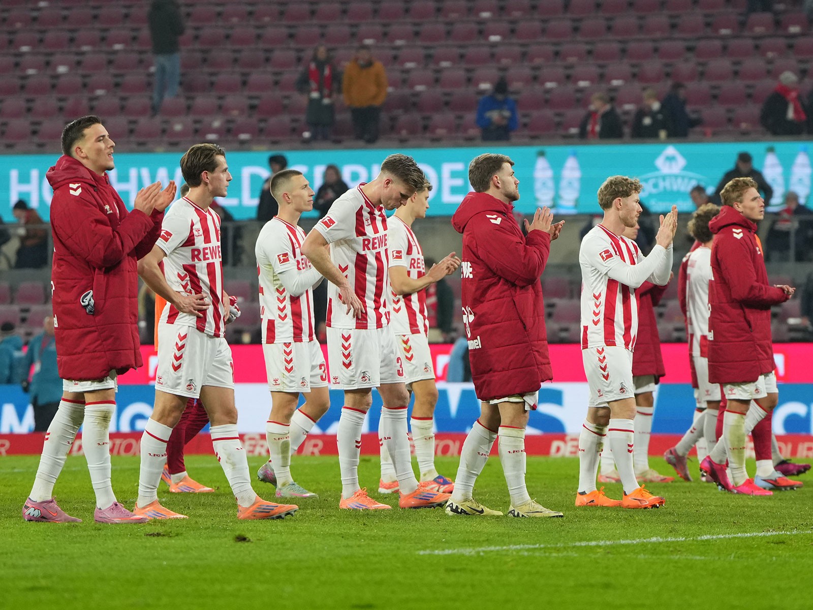 Enttäuschte Spieler des 1. FC Köln nach der Niederlage gegen Eintracht Frankfurt
