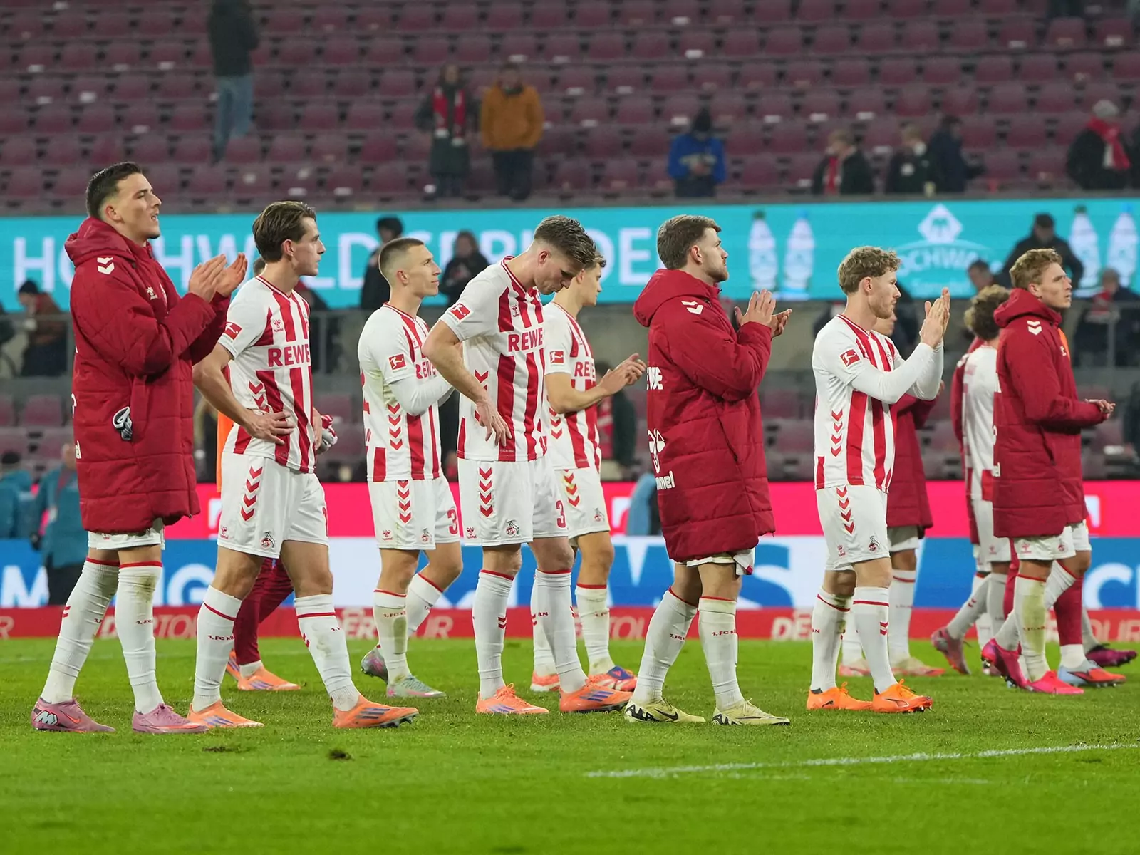 Enttäuschte Spieler des 1. FC Köln nach der Niederlage gegen Eintracht Frankfurt