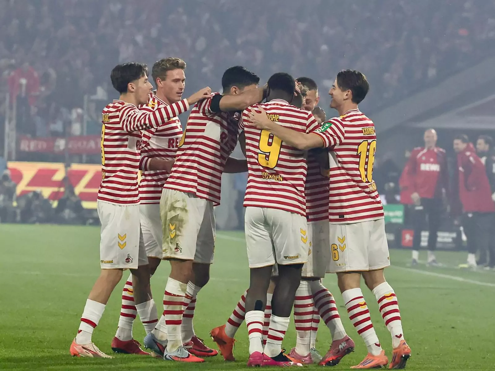 Jubel bei den Spielern des 1. FC Köln nach dem Treffer von Florian Kainz