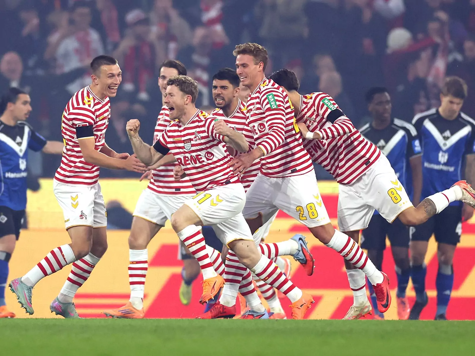 Florian Kainz jubelt mit der Mannschaft nach seinem Treffer