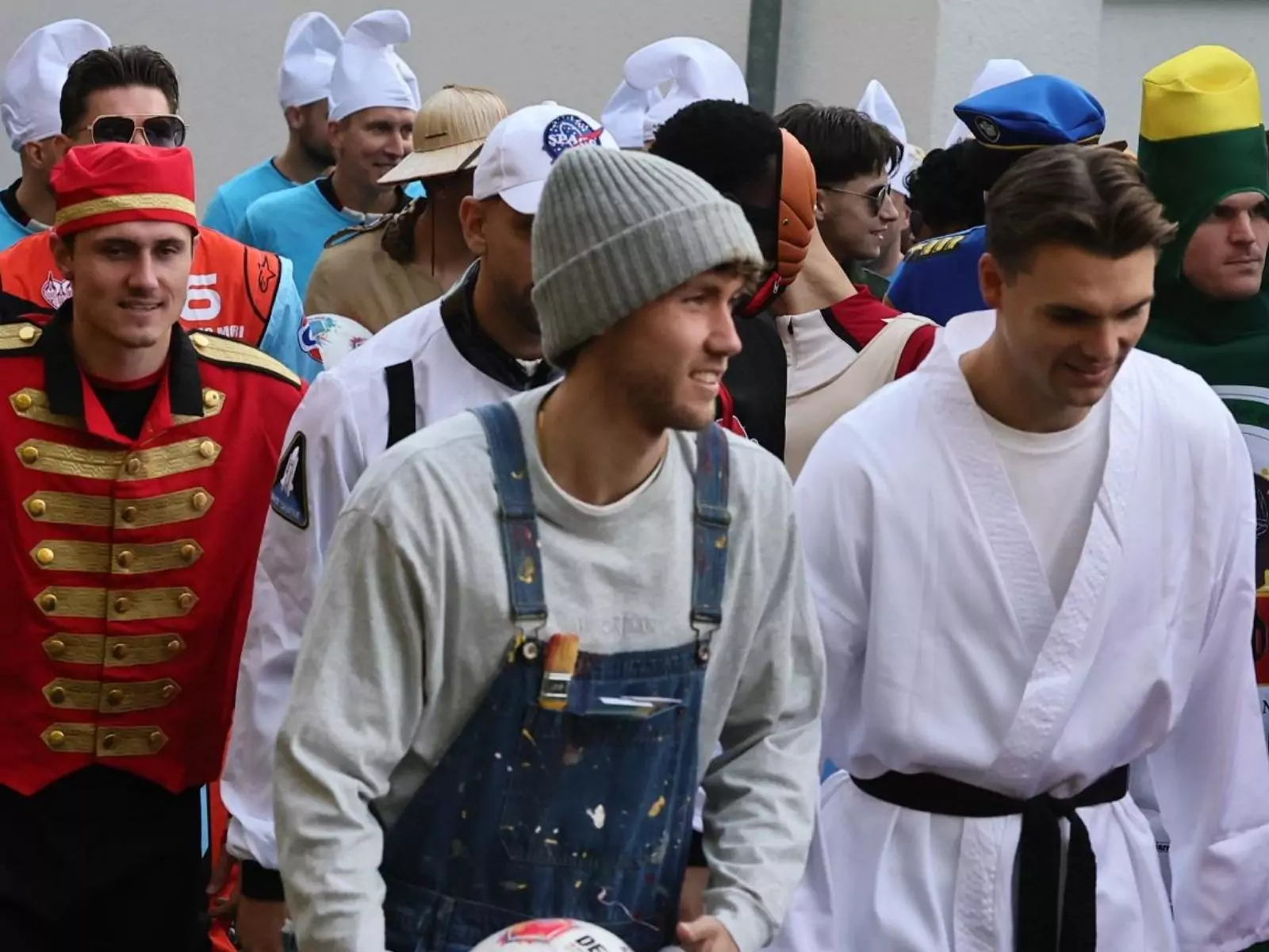 Luca Waldschmidt und Joel Schmied vom 1. FC Köln im Karnevalskostüm