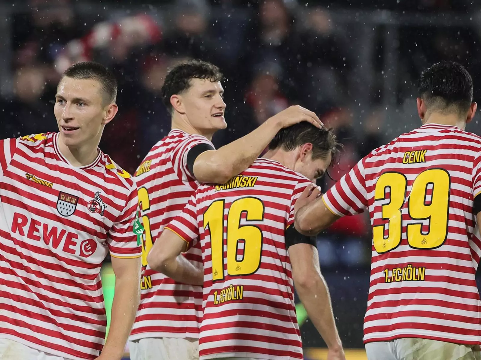 Eric Martel im Kreise der Kölner Spieler