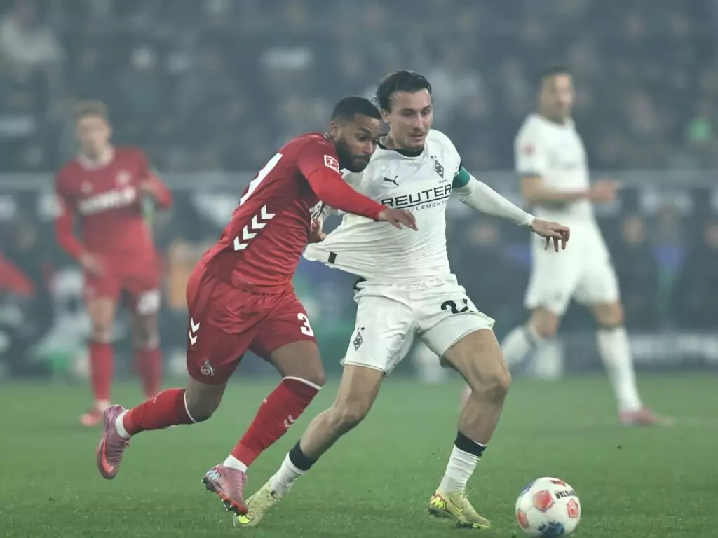 Linton Maina im Duell gegen Borussia Mönchengladbach