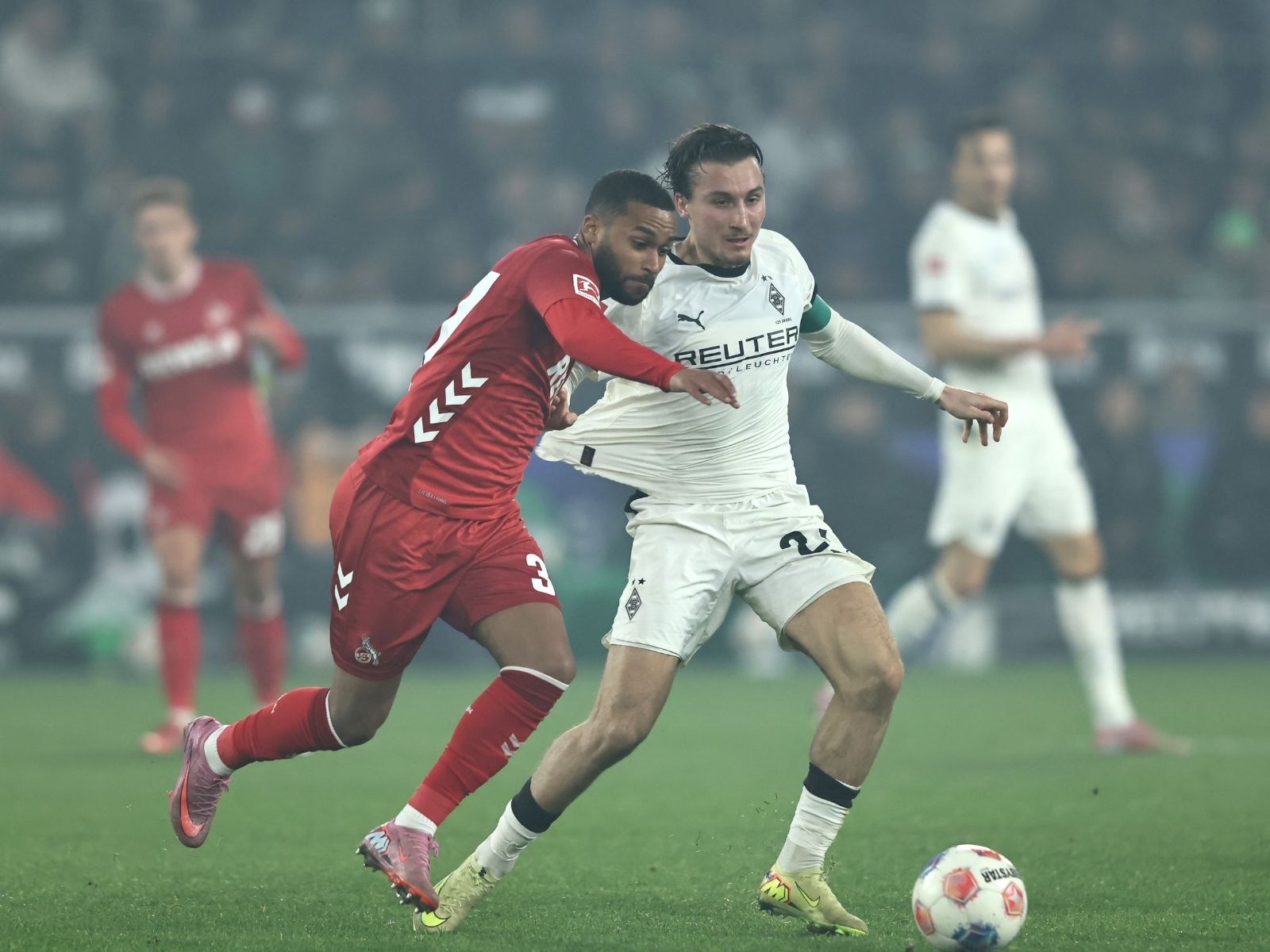 Linton Maina im Duell gegen Borussia Mönchengladbach