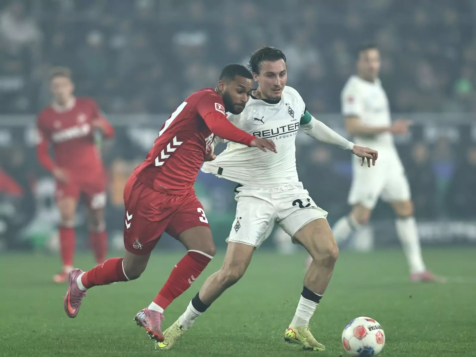 Linton Maina im Duell gegen Borussia Mönchengladbach