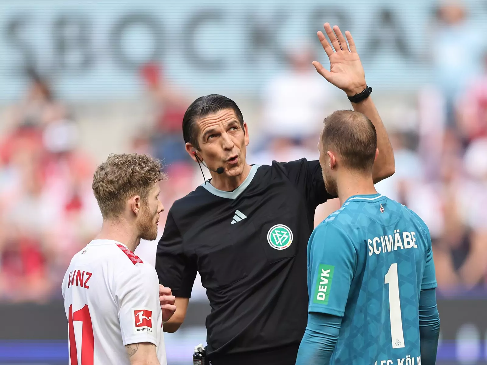 Schiedsrichter Denz Aytekin mit Florian Kainz und Marvin Schwäbe