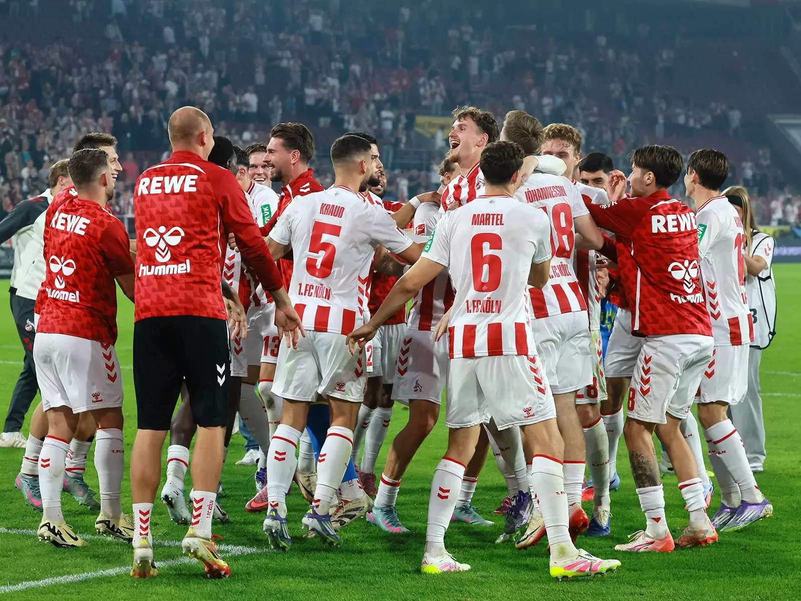 Spieler des 1. FC Köln jubeln nach einem Sieg