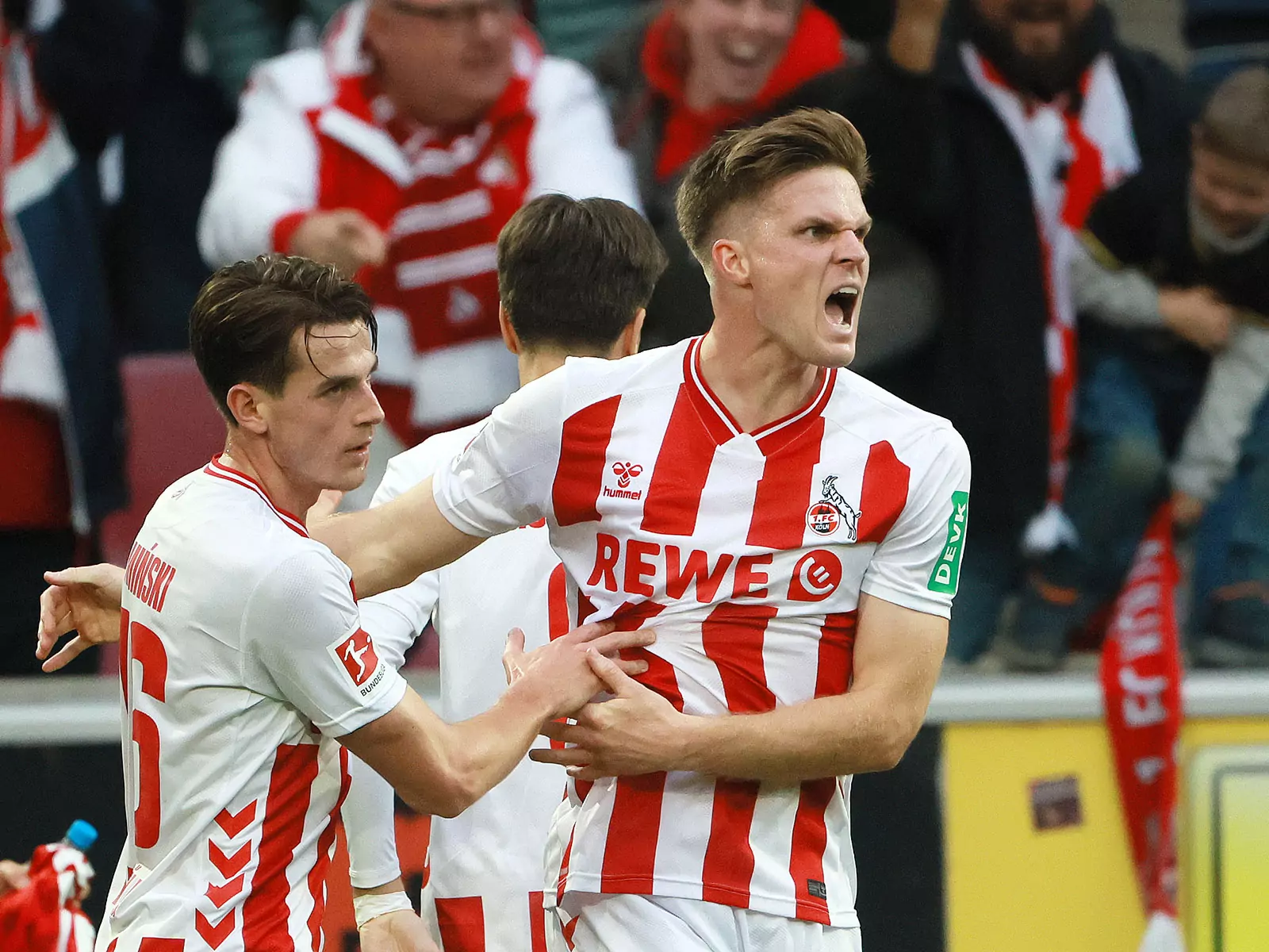 Marius Bülter jubelt mit Jakub Kaminski nach einem Tor