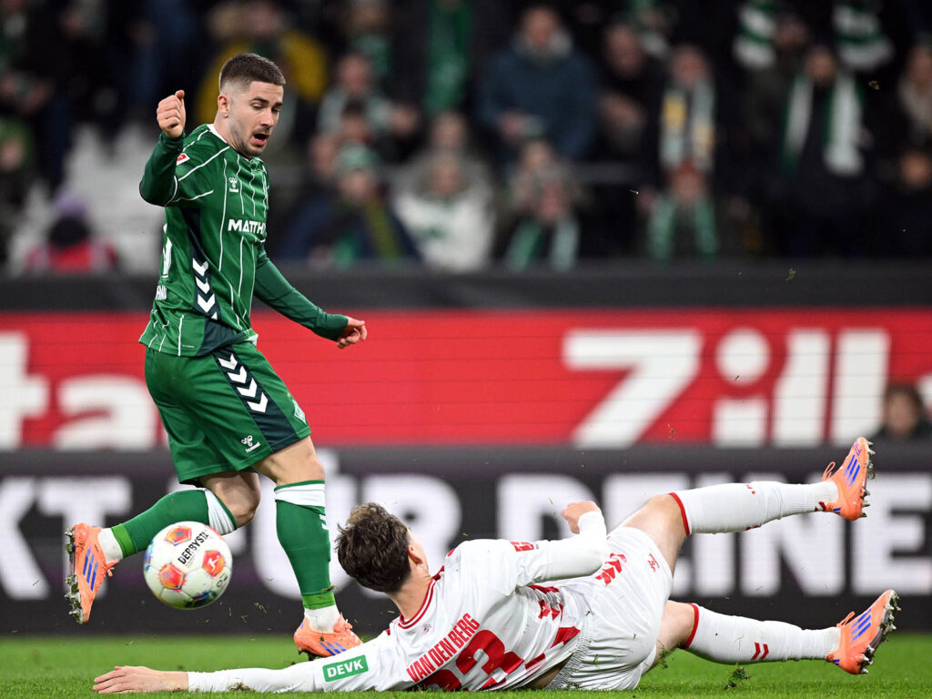 Rav van den Berg im Duell gegen Werder Bremen