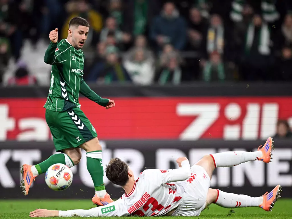 Rav van den Berg im Duell gegen Werder Bremen