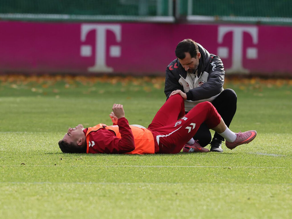 Said El Mala wird beim Training des 1. FC Köln behandelt